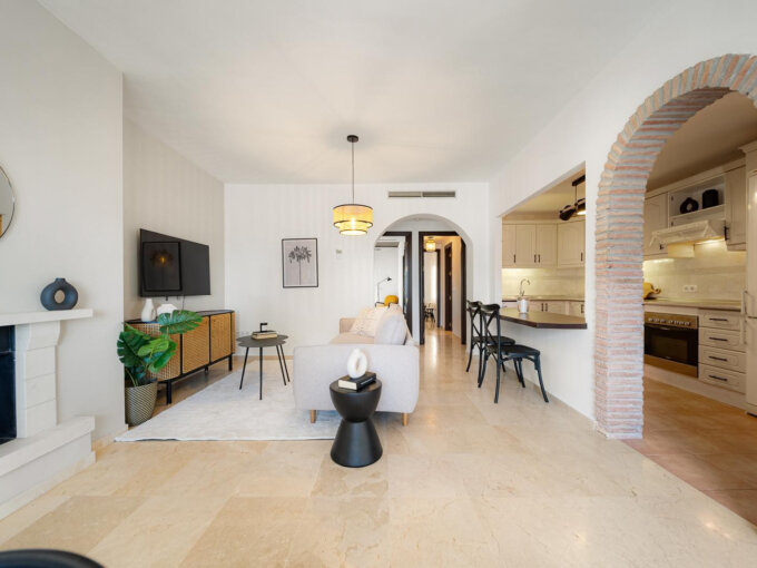 Furnished 2 Bedroom Apartment for Rent in Los Pinos de Aloha, Nueva Andalucía, Marbella