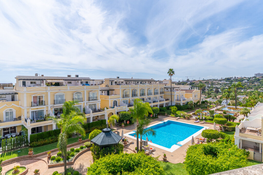 Furnished 3 Bedroom Apartment with Terrace for Rent in Nueva Andalucía, Marbella