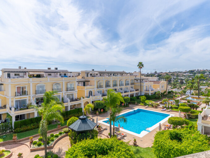 Furnished 3 Bedroom Apartment with Terrace for Rent in Nueva Andalucía, Marbella