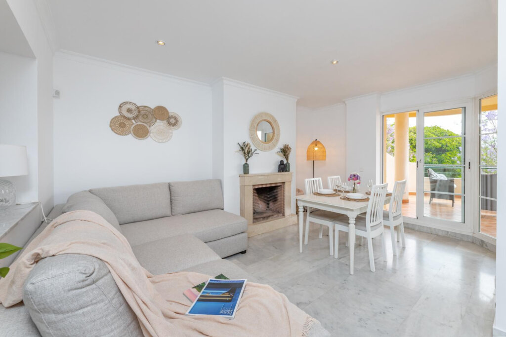 Furnished 2 Bedroom Apartment for Rent in Señorio de Aloha, Nueva Andalucía, Marbella