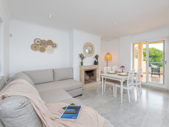 Furnished 2 Bedroom Apartment for Rent in Señorio de Aloha, Nueva Andalucía, Marbella