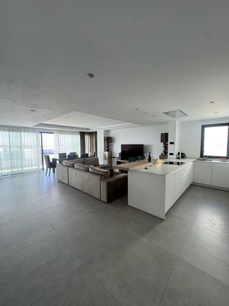 Furnished 4 Bedroom Apartment for Rent in Estepona