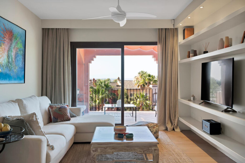 Furnished 2 Bedroom Apartment for Rent in La Alzambra, Nueva Andalucía, Marbella