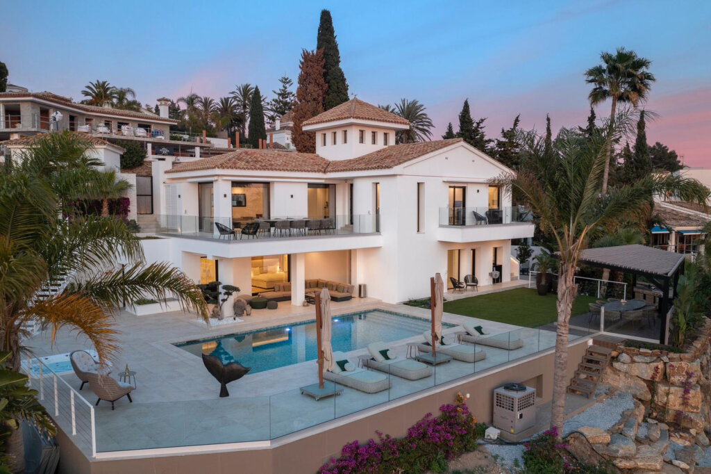 Furnished 4 Bedroom Private Villa for Rent in El Rosario, Marbella