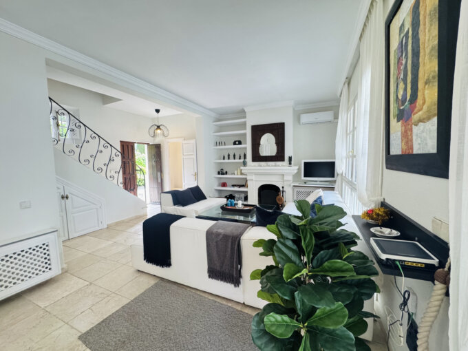 Furnished 2 Bedroom Private Villa for Rent in Las Lomas del Marbella Club, Milla de Oro, Marbella