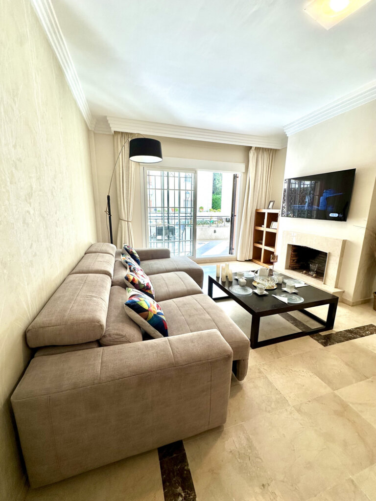 Furnished 2 Bedroom Apartment for Rent in Nueva Andalucía