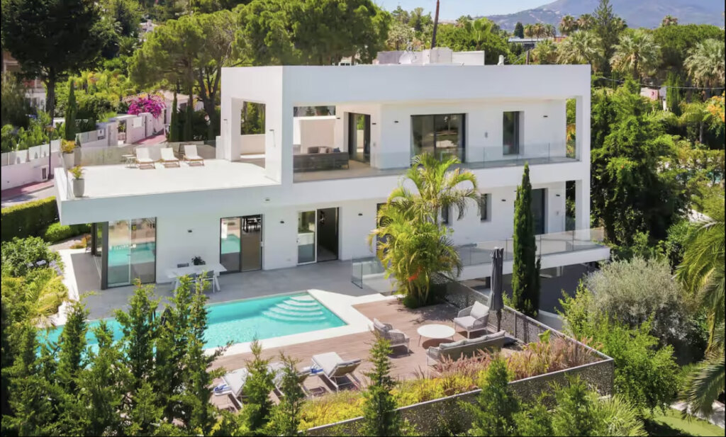 Furnished 5 Bedroom Private Villa for Rent in Nueva Andalucía, Marbella
