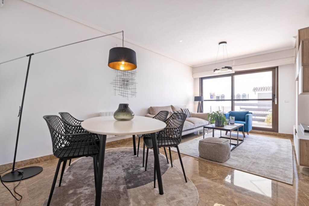 Furnished 2 Bedroom Apartment for Rent in Estepona