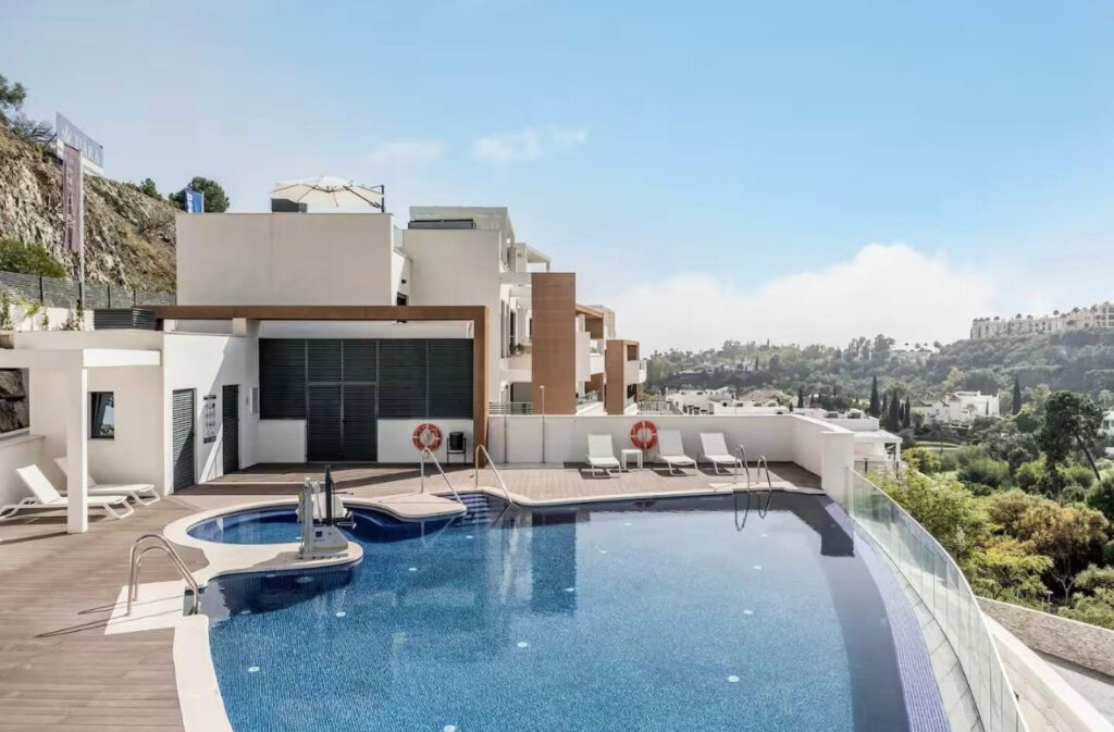 Furnished 3 Bedroom Apartment for Rent in La Quinta, Benahavís