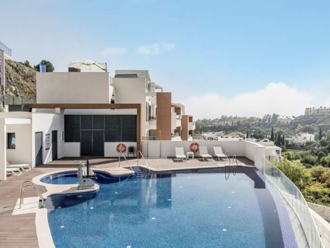 Furnished 3 Bedroom Apartment for Rent in La Quinta, Benahavís