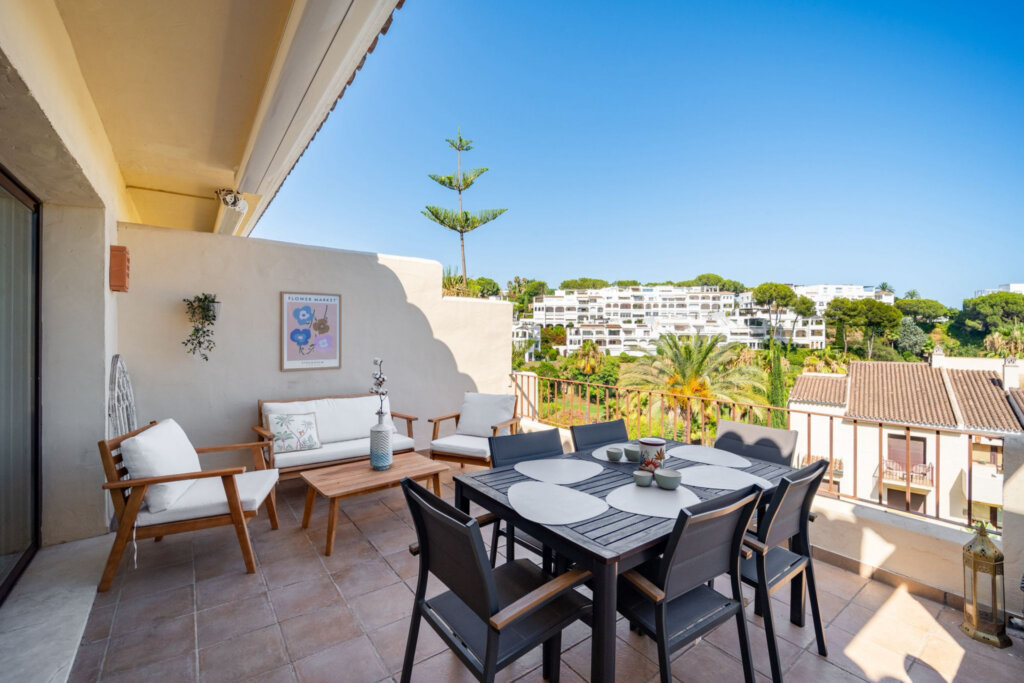 Furnished 3 Bedroom Apartment for Rent in La Quinta, Benahavís