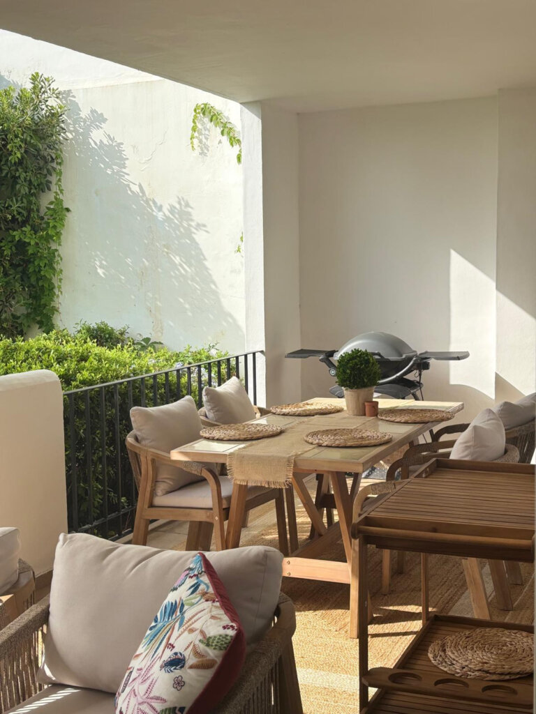 Furnished 2 Bedroom Apartment for Rent in Altos de la Quinta, La Quinta, Benahavís