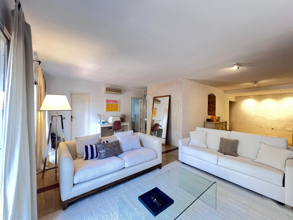Furnished 2 Bedroom Apartment for Rent in Coto Real, Milla de Oro, Marbella