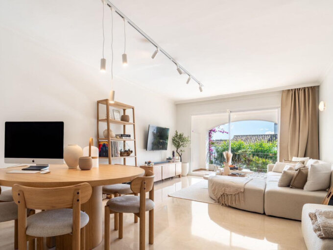 Furnished 2 Bedroom Apartment for Rent in La Quinta, Benahavís