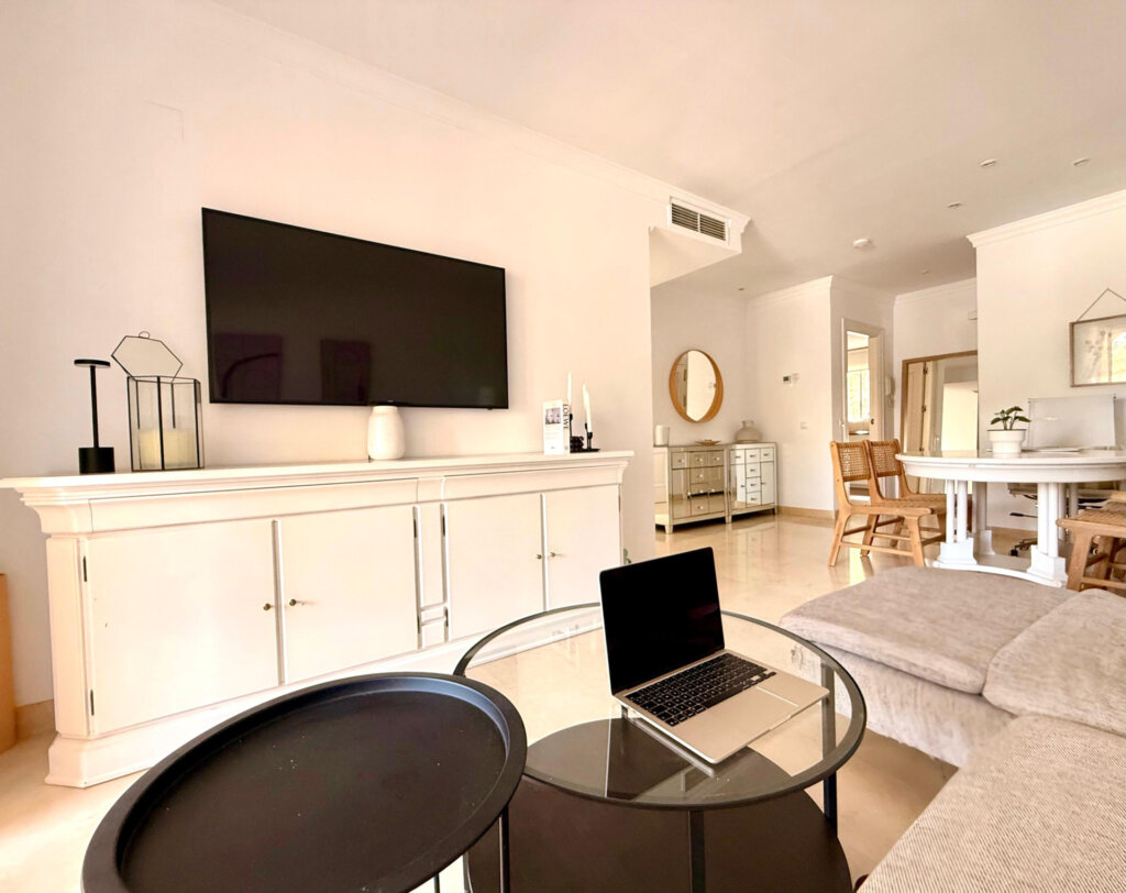 2 Bedroom Apartment for Rent in La Quinta, Benahavís