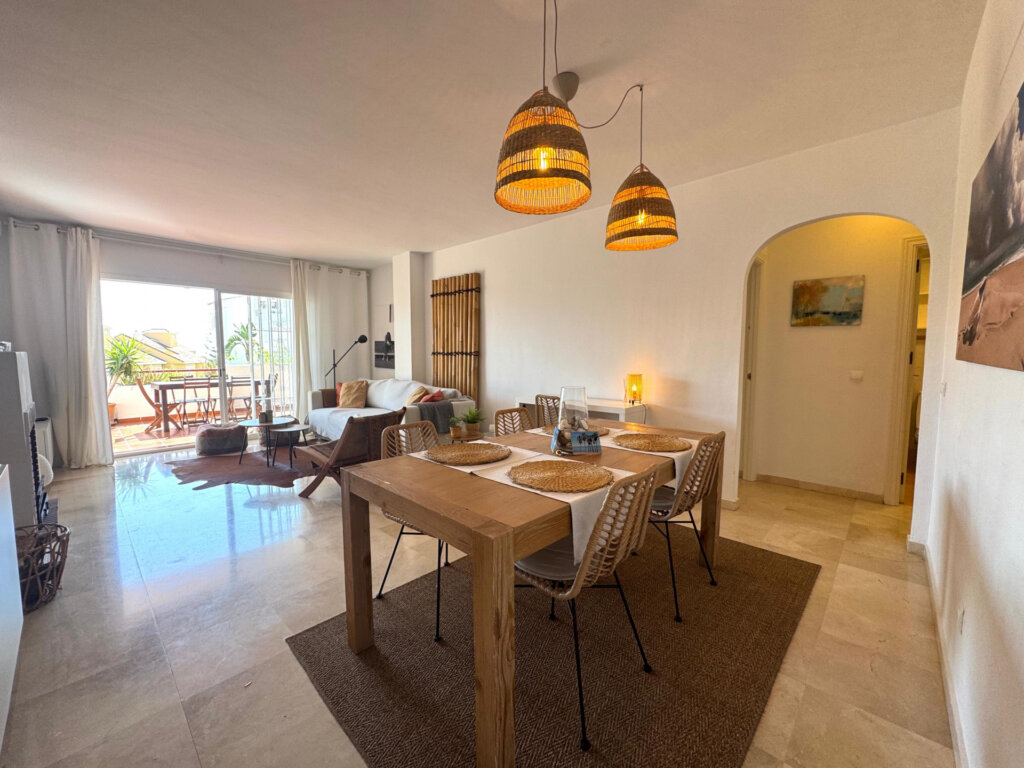 Furnished 2 Bedroom Apartment for Rent in Estepona