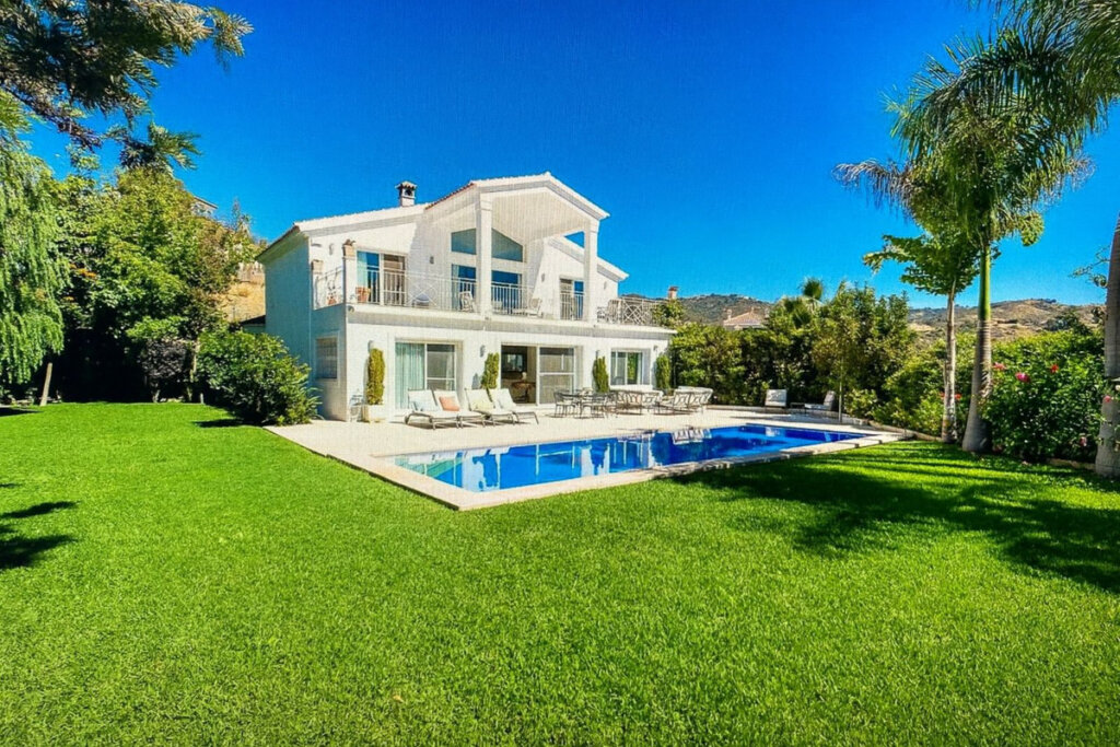 Furnished 5 Bedroom Private Villa for Rent in Elviria, Marbella