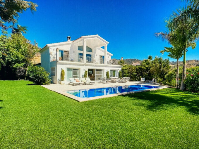 Furnished 5 Bedroom Private Villa for Rent in Elviria, Marbella