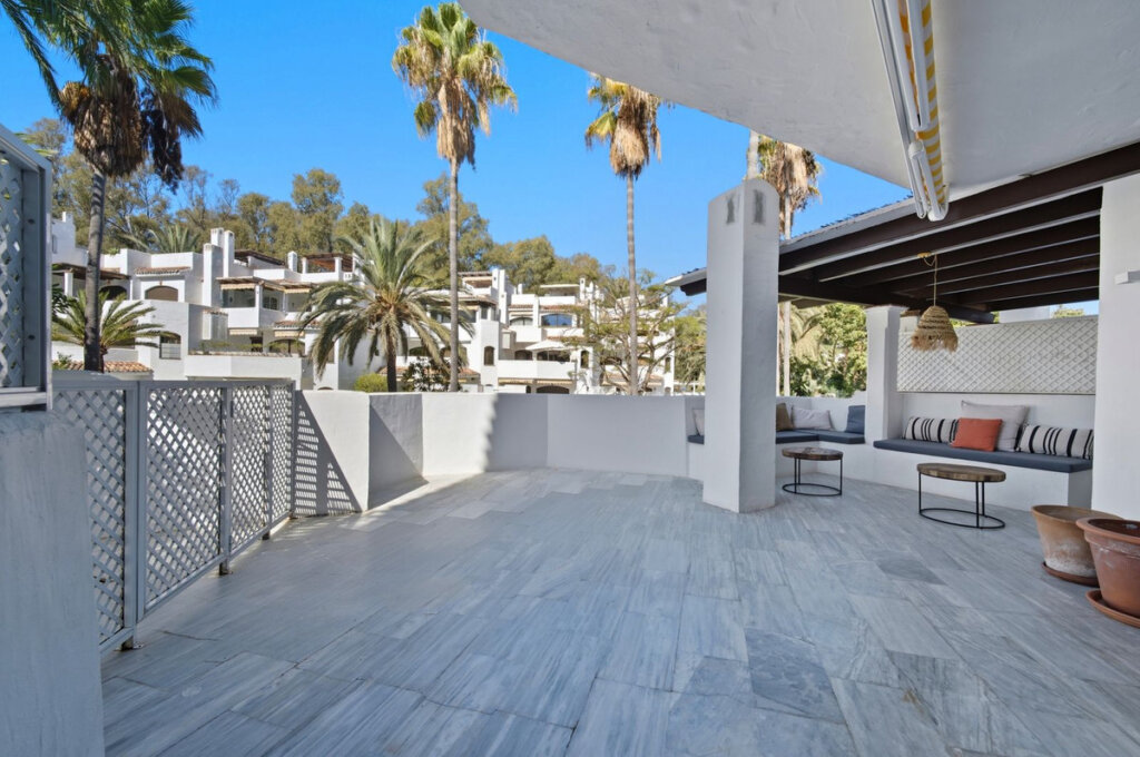 Furnished 3 Bedroom Apartment with Terrace for Rent in Elviria, Marbella