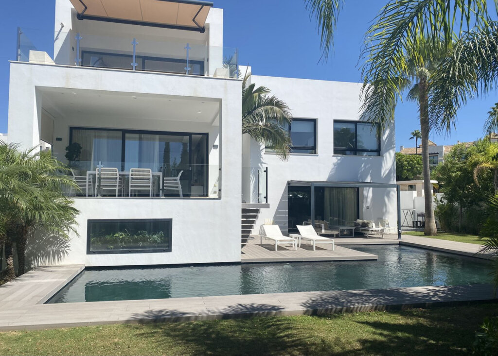 Furnished 4 Bedroom Private Villa for Rent in El Paraíso, Estepona