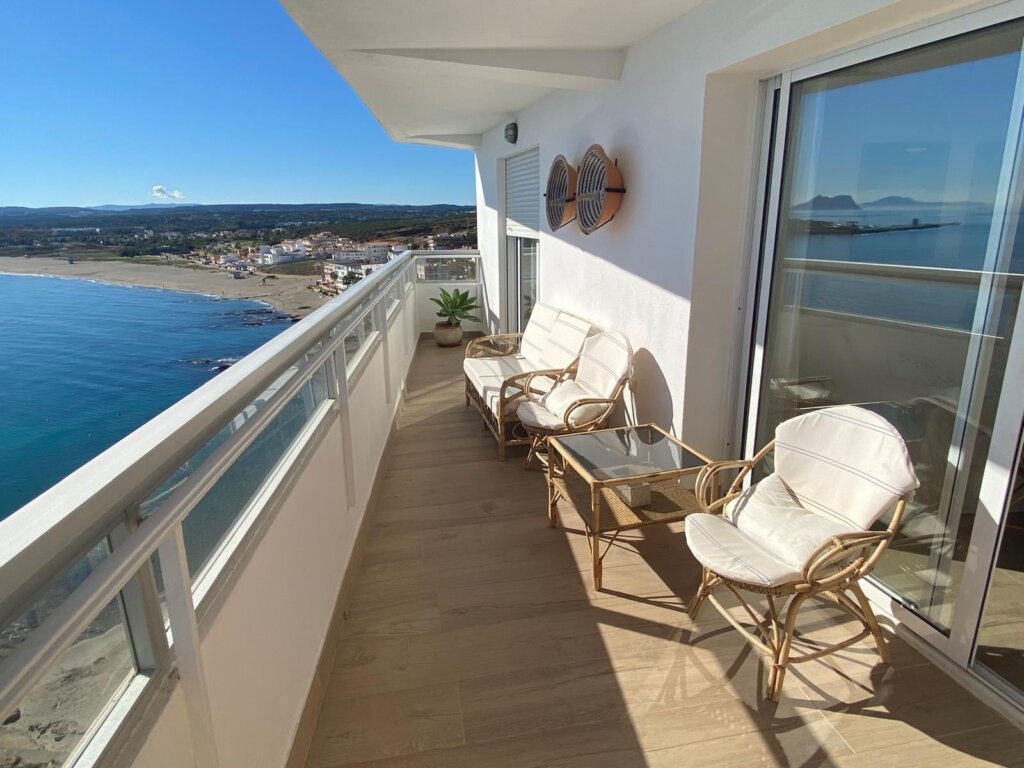 2 Bedroom Apartment with Terrace for Rent in Torreguadiaro