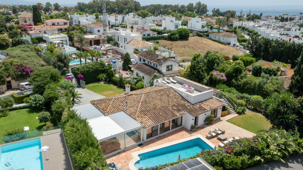 8 Bedroom Private Villa with Terrace for Rent in San Pedro de Alcántara