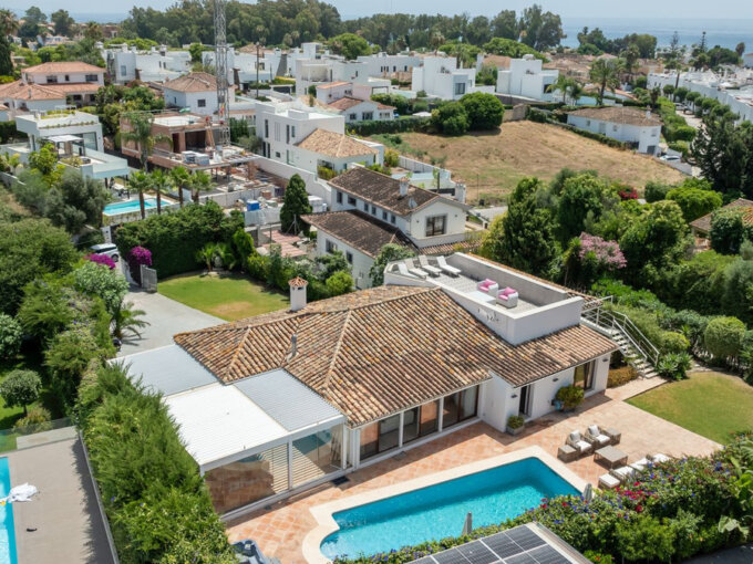 8 Bedroom Private Villa with Terrace for Rent in San Pedro de Alcántara