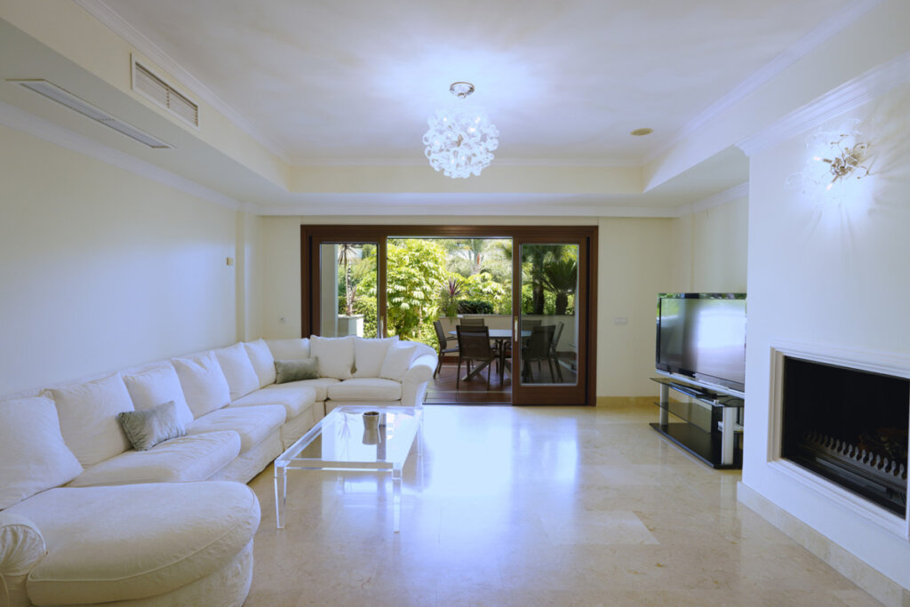 Furnished 2 Bedroom Apartment with Terrace for Rent in Milla de Oro, Marbella