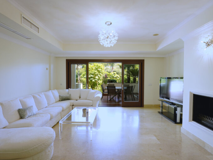 Furnished 2 Bedroom Apartment with Terrace for Rent in Milla de Oro, Marbella