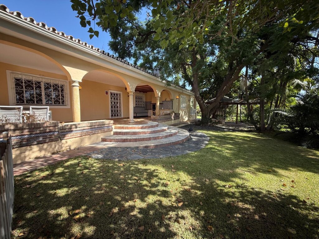 3 Bedroom Private Villa for Rent in La Alqueria, Estepona