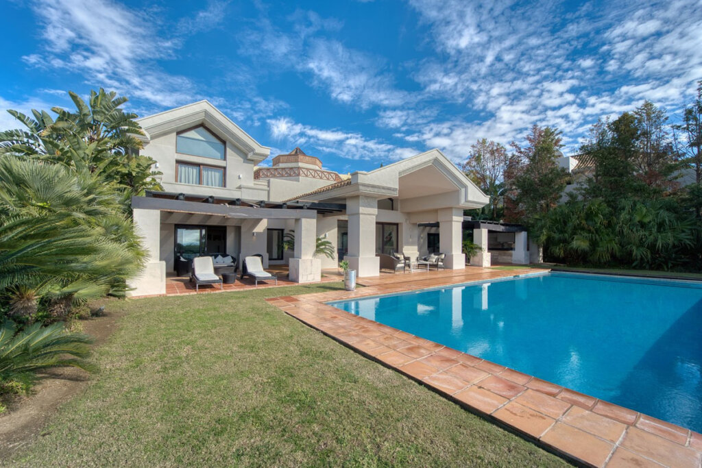 Furnished 6 Bedroom Private Villa for Rent in Los Flamingos, Benahavís