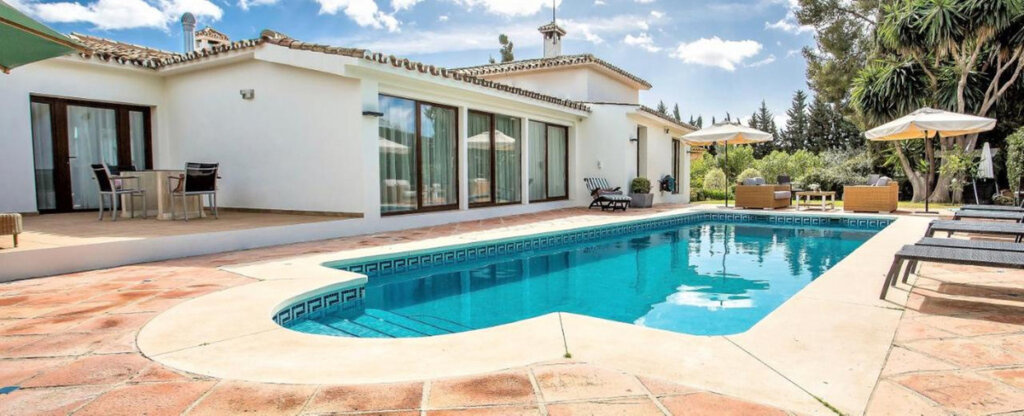 Furnished 8 Bedroom Private Villa with Terrace for Rent in San Pedro de Alcántara