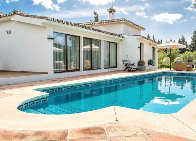 Furnished 8 Bedroom Private Villa with Terrace for Rent in San Pedro de Alcántara