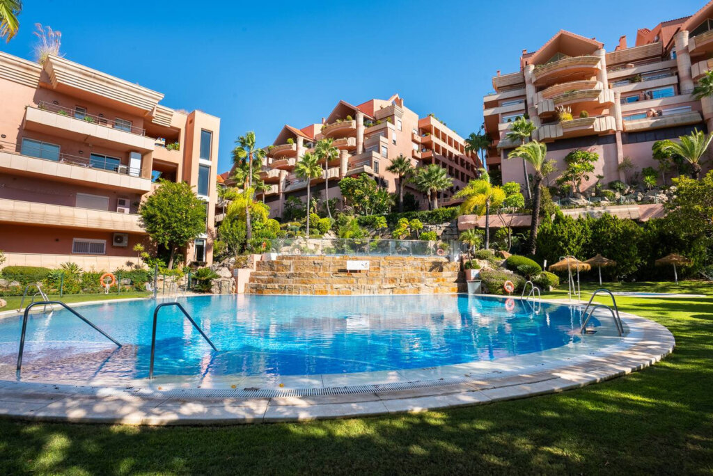 2 Bedroom Apartment for Rent in Magna Marbella, Nueva Andalucía, Marbella