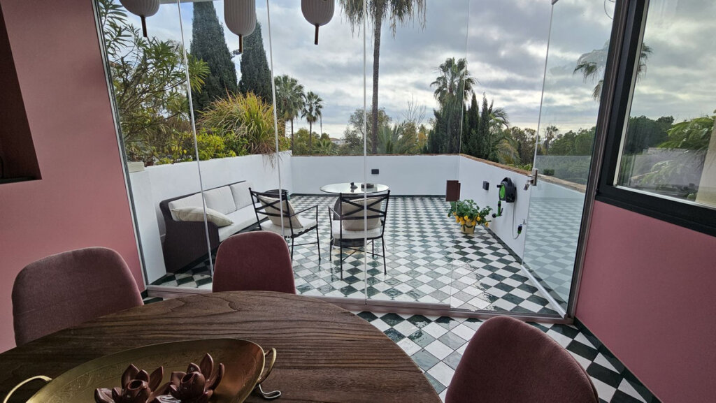 Furnished 3 Bedroom Apartment with Terrace for Rent in Milla de Oro, Marbella