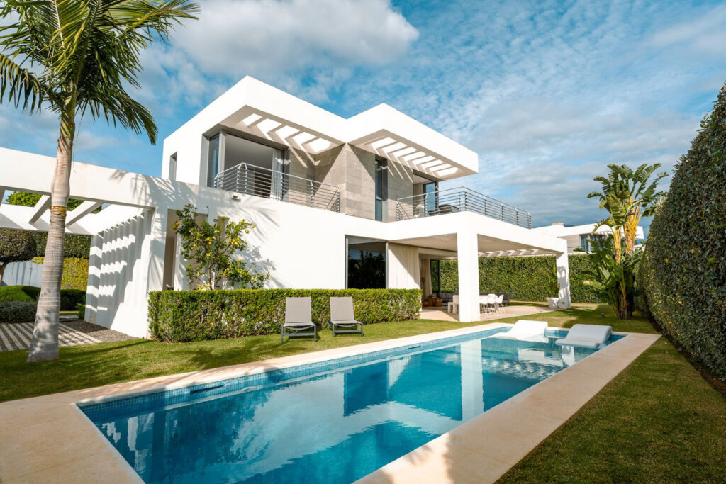 Furnished 3 Bedroom Private Villa for Rent in Cancelada, Estepona
