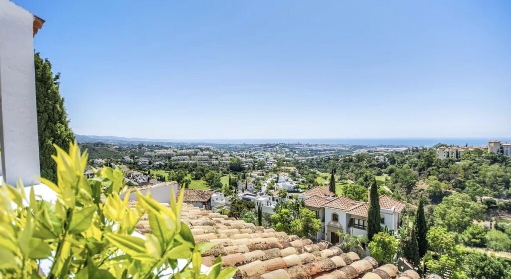 Furnished 2 Bedroom Apartment for Rent in La Quinta, Benahavís
