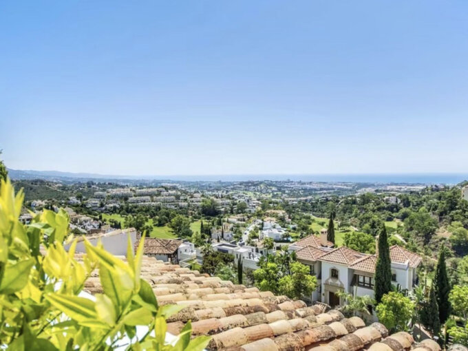 Furnished 2 Bedroom Apartment for Rent in La Quinta, Benahavís