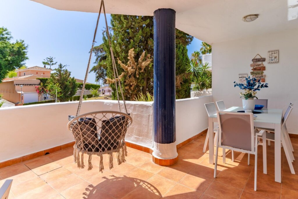2 Bedroom Apartment with Terrace for Rent in Calahonda Park, Sitio de Calahonda
