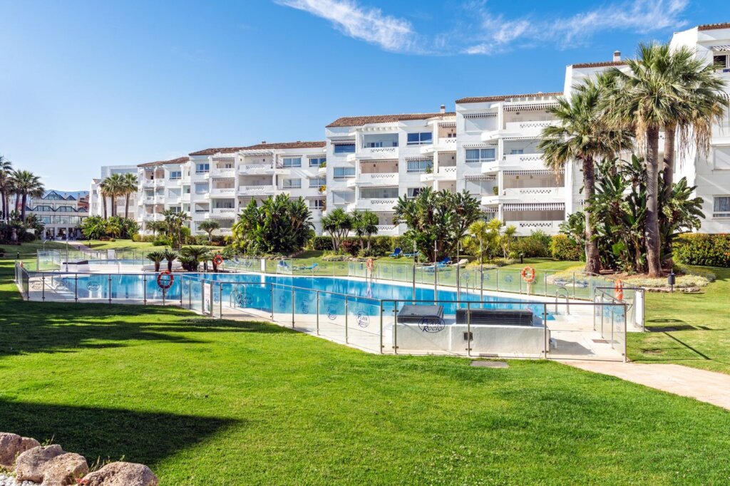 4 Bedroom Apartment with Terrace for Rent in Playa Rocío, Puerto Banús, Marbella