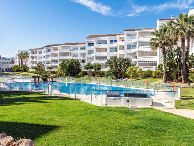 4 Bedroom Apartment with Terrace for Rent in Playa Rocío, Puerto Banús, Marbella