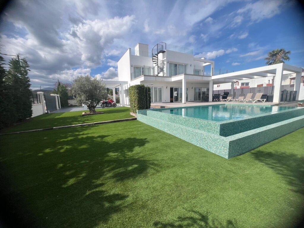 5 Bedroom Private Villa with Terrace for Rent in Cancelada, Estepona
