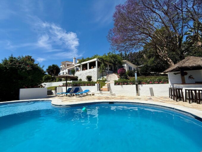 6 Bedroom Private Villa with Terrace for Rent in Guadalmina Alta, San Pedro de Alcántara