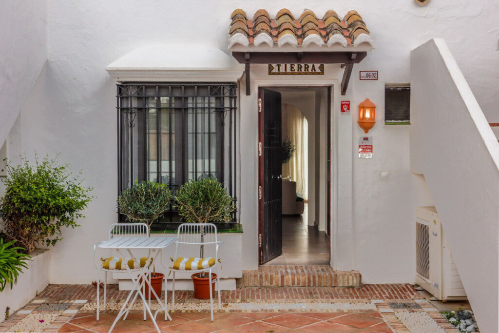Furnished 2 Bedroom Apartment for Rent in Los Monteros, Marbella