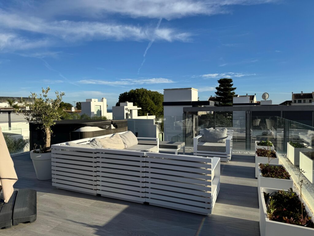 5 Bedroom Private Villa with Terrace for Rent in Milla de Oro, Marbella
