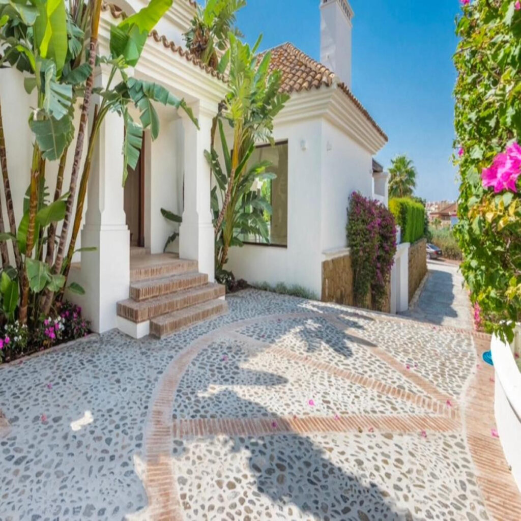 Furnished 5 Bedroom Private Villa with Terrace for Rent in Milla de Oro, Marbella