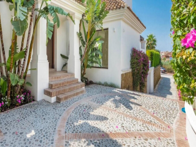 Furnished 5 Bedroom Private Villa with Terrace for Rent in Milla de Oro, Marbella