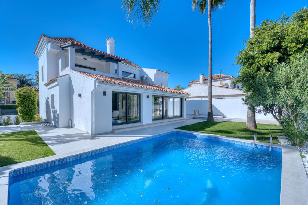 Furnished 5 Bedroom Private Villa for Rent in Nueva Andalucía, Marbella