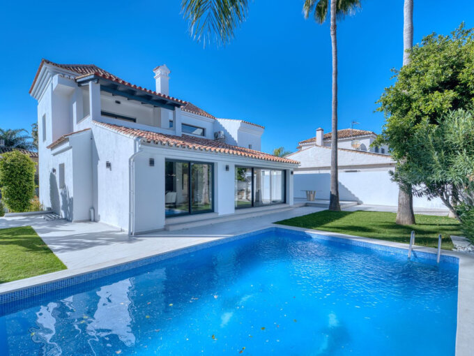 Furnished 5 Bedroom Private Villa for Rent in Nueva Andalucía, Marbella