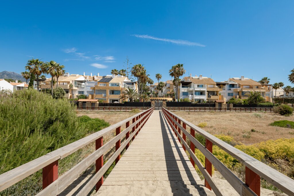 2 Bedroom Apartment with Terrace for Rent in Bahía de Marbella